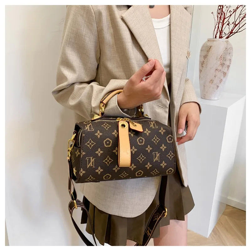 Women's Versatile Fashionable Commuting Broadband Shoulder Bag