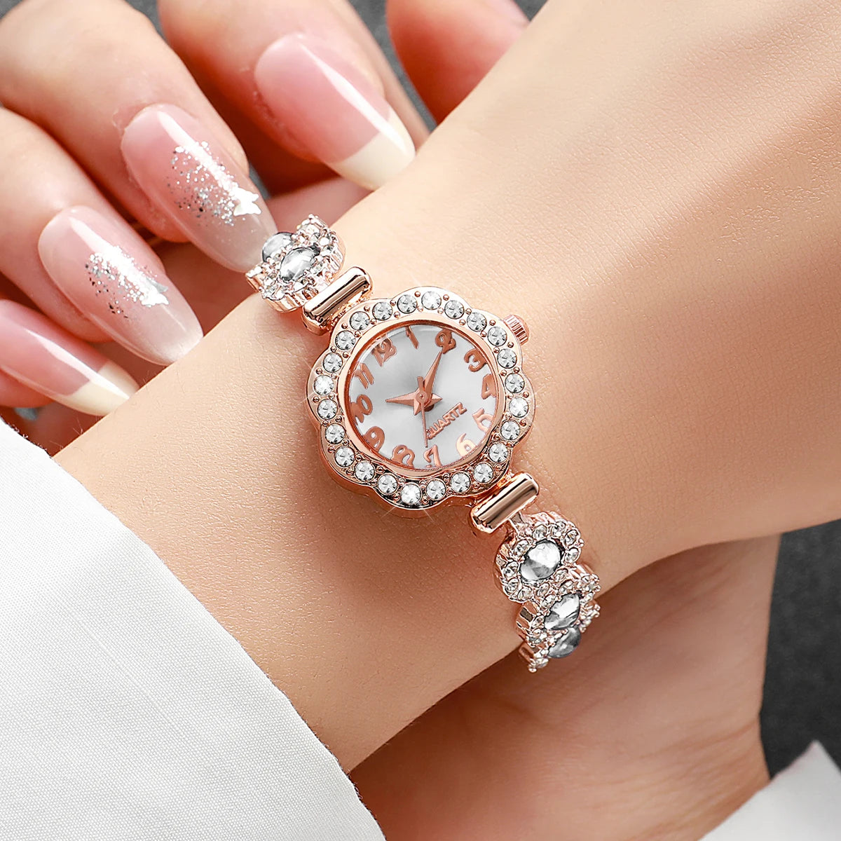 Women's Elegant Rhinestone Strap Quartz Wristwatch