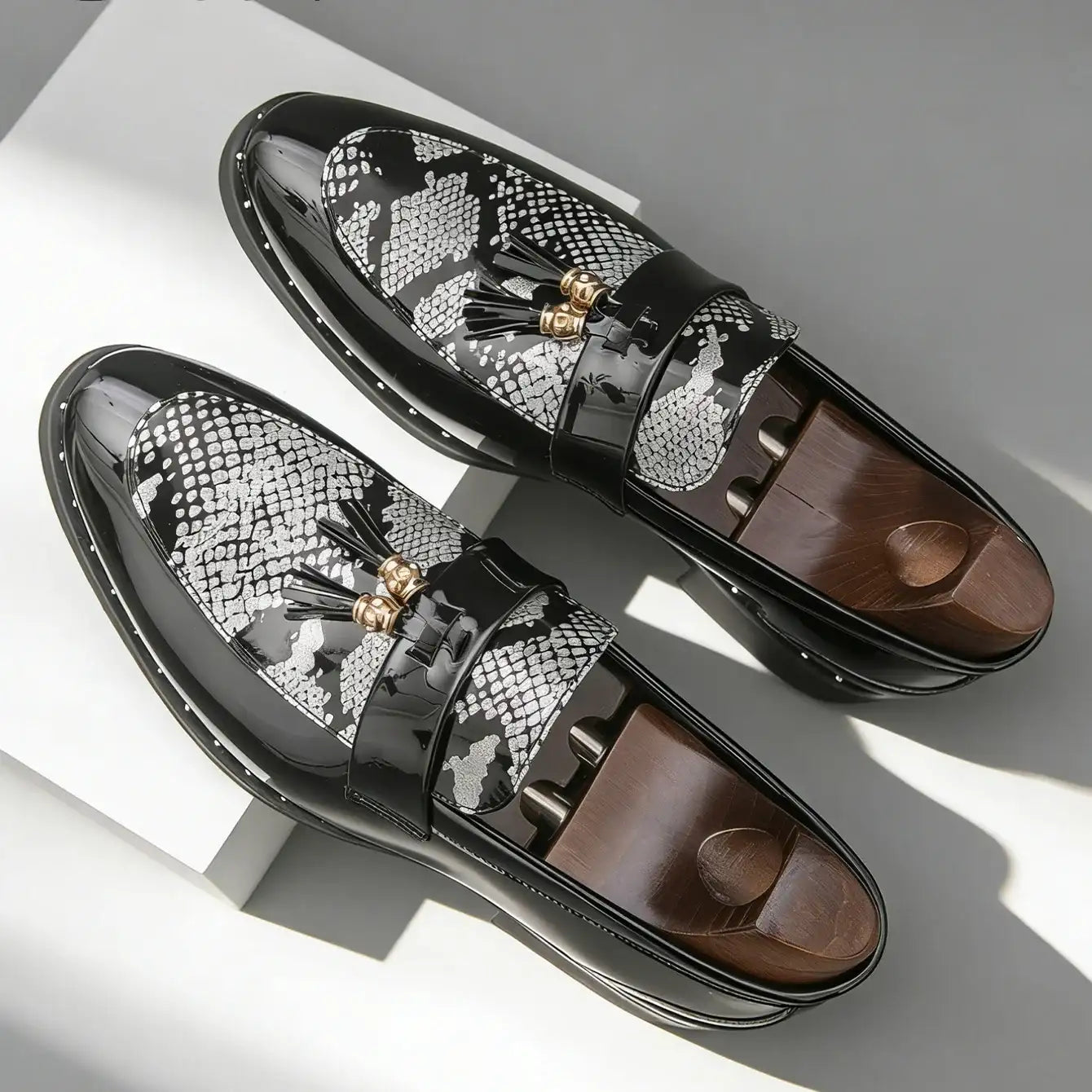 Men's Leather Shiny Tassel Snake Print Loafers Shoes